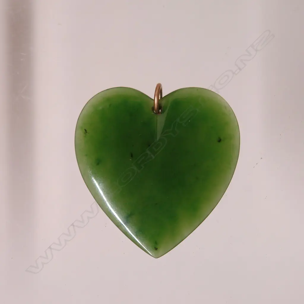 An early 20thC N.Z. greenstone carved heart pendant Image 1++