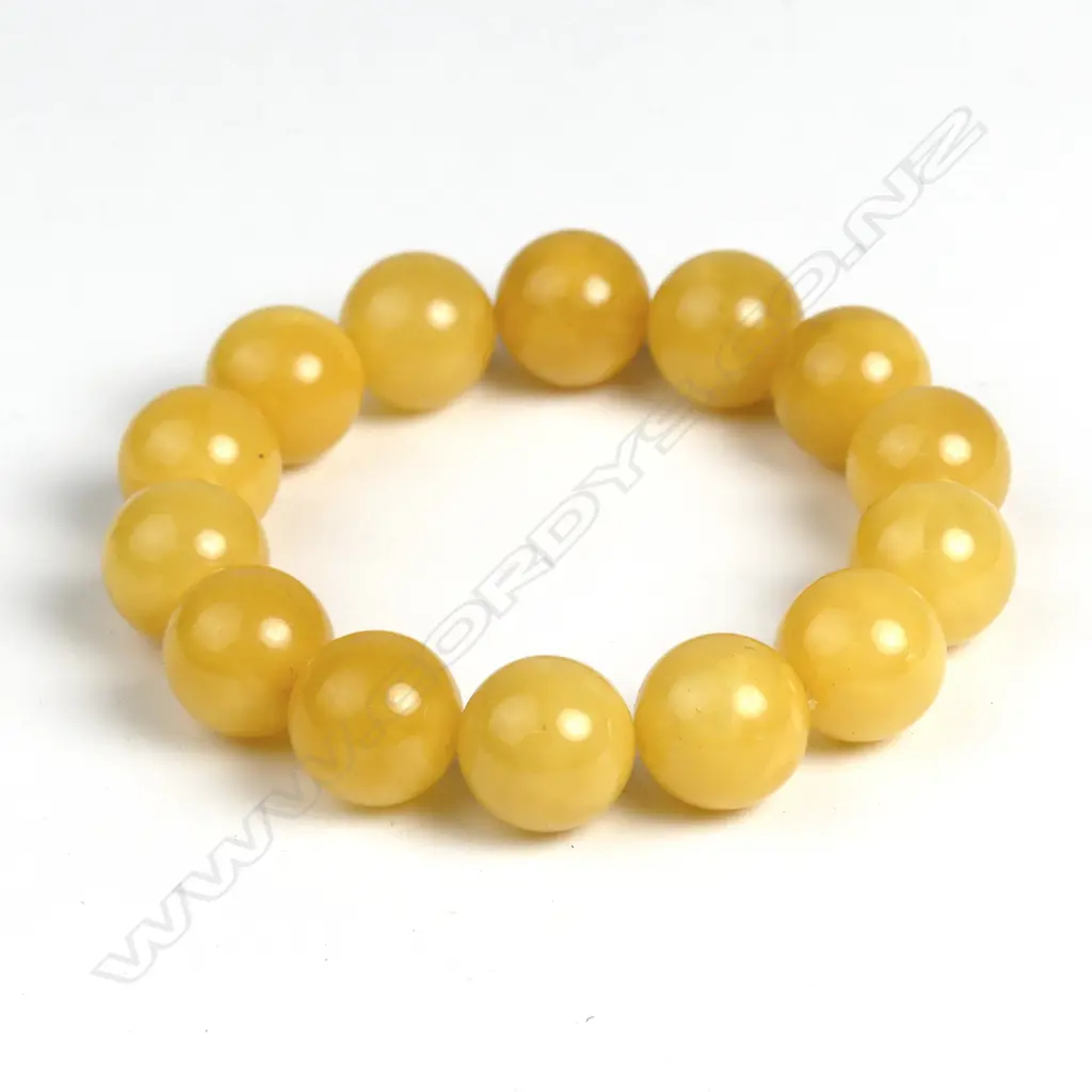 An 'egg-yolk' amber bead bracelet Image 1++