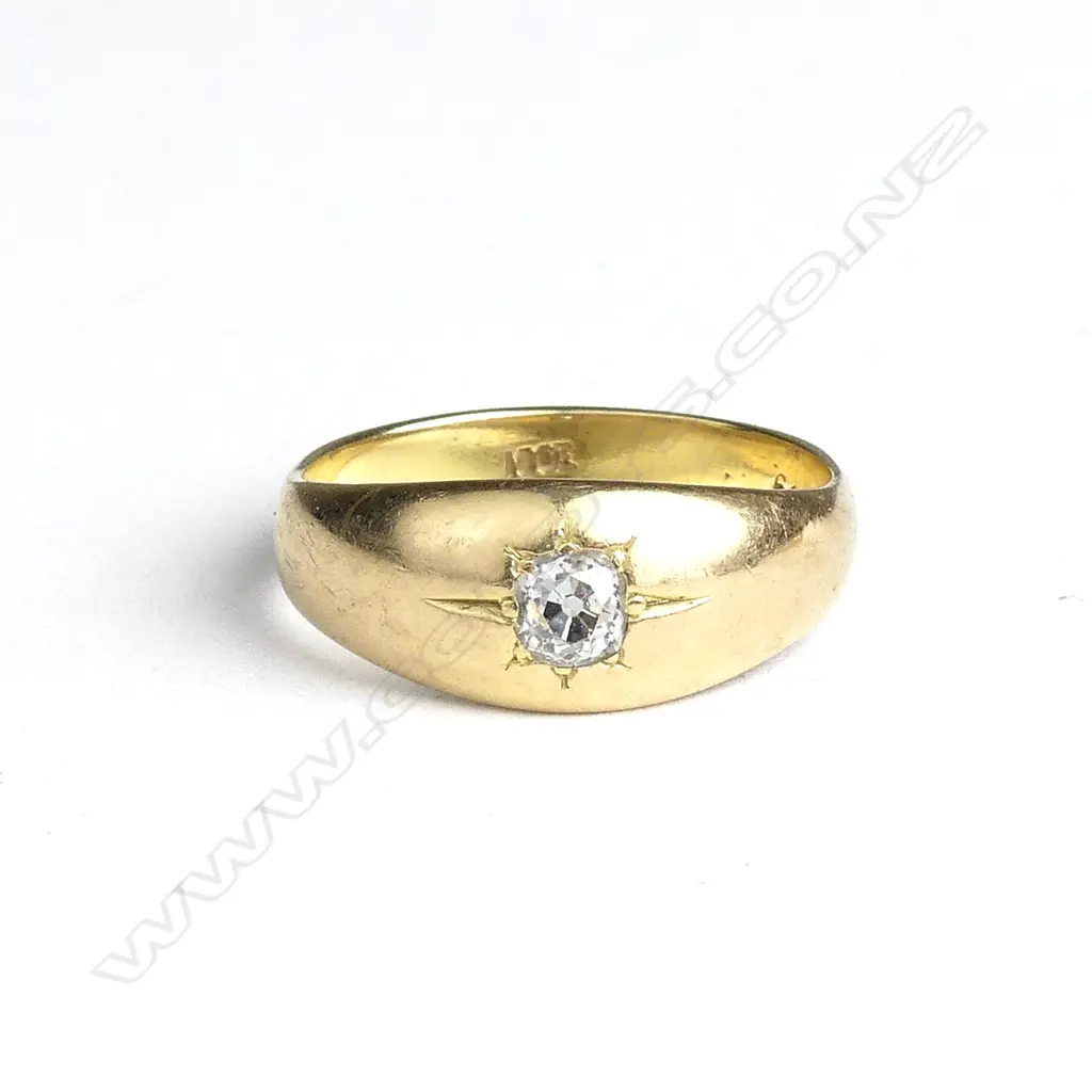 An estate 18ct gold and diamond ring Image 1++