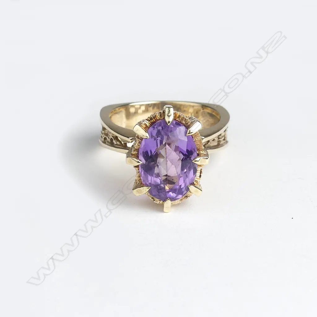 A 9ct gold and amethyst retro dress ring Image 1++