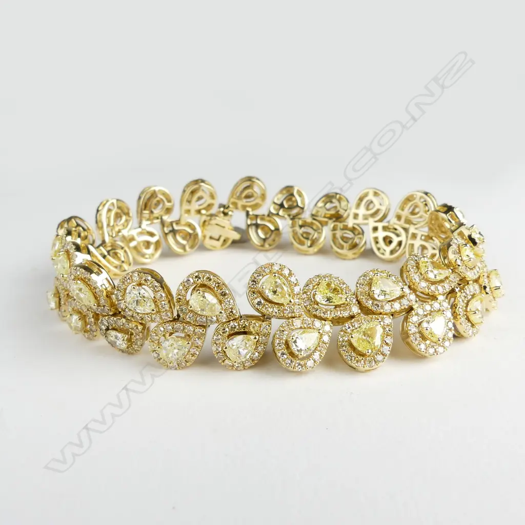 A splendid fancy yellow diamond bracelet Image 1++