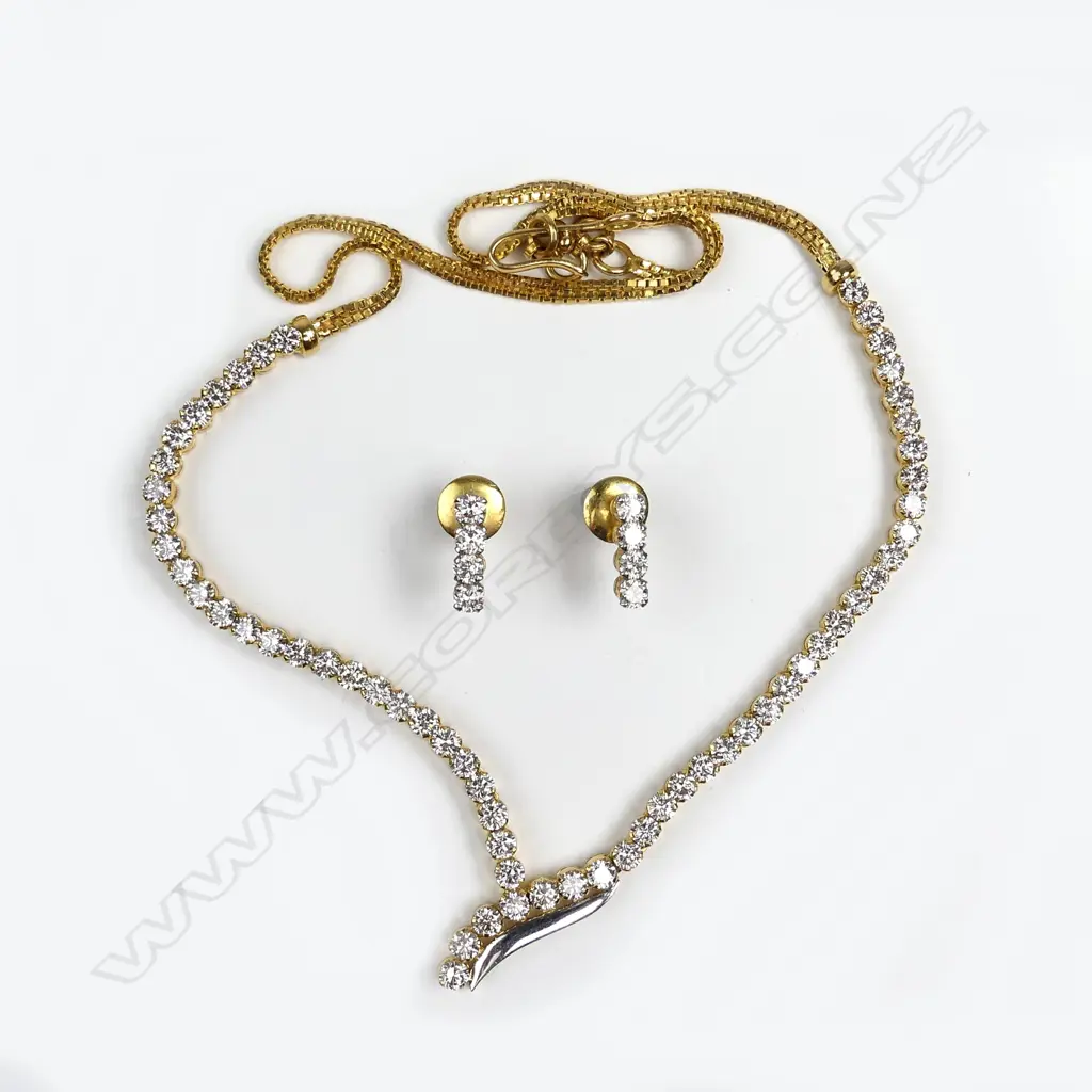 An 18ct gold diamond necklace and earring set Image 1++