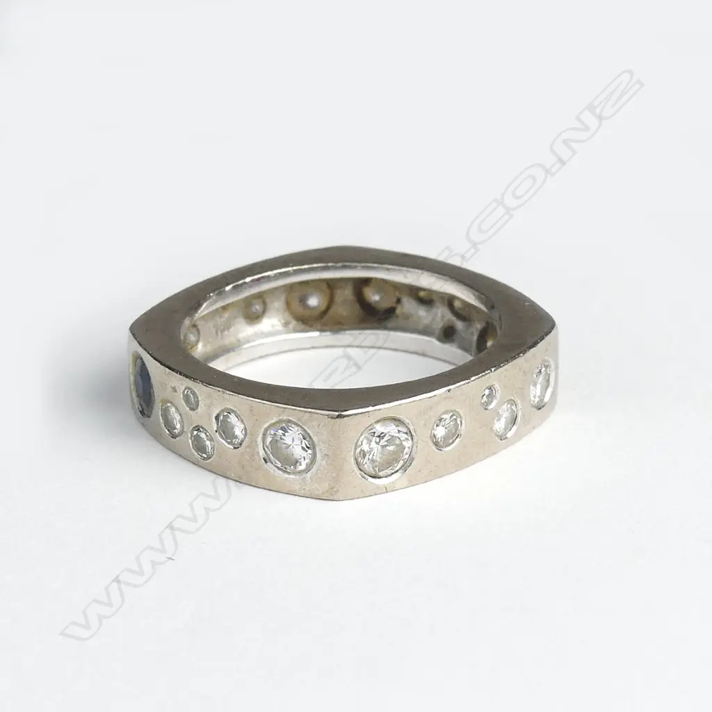 An 18ct white gold and diamond gent's ring Image 1++