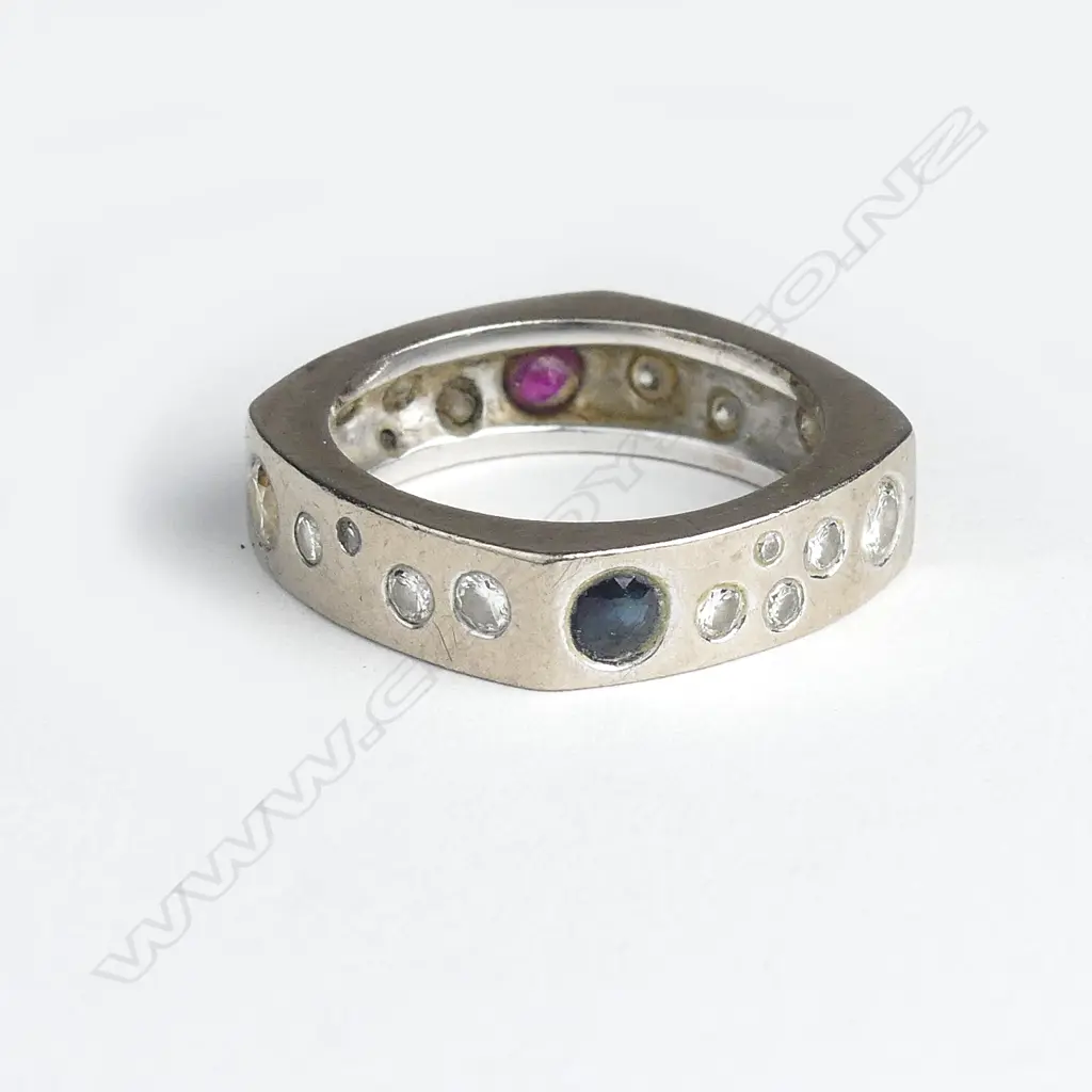 An 18ct white gold and diamond gent's ring Image 1++