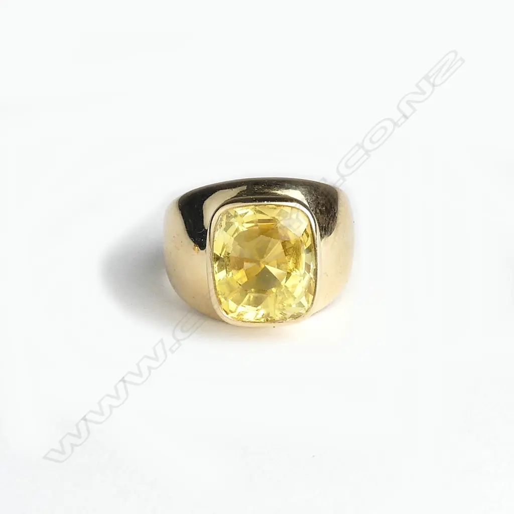 An exceptional natural yellow sapphire dress ring Image 1++