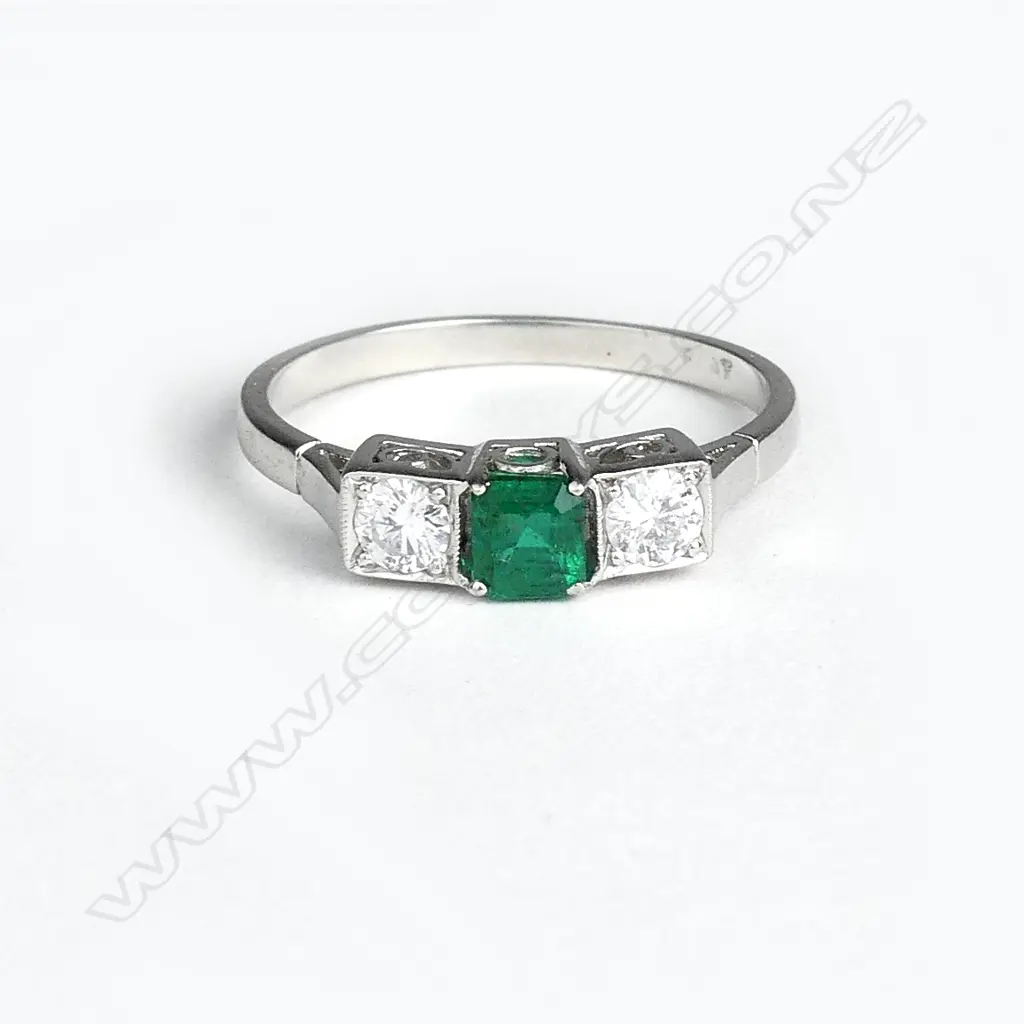A platinum emerald and diamond Art Deco style ring Image 1++