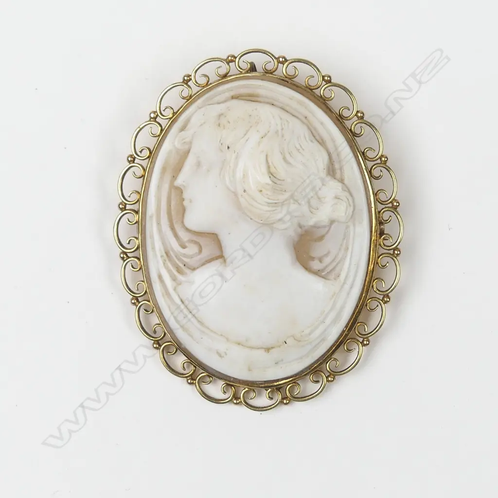A 15ct gold and cameo brooch Image 1++