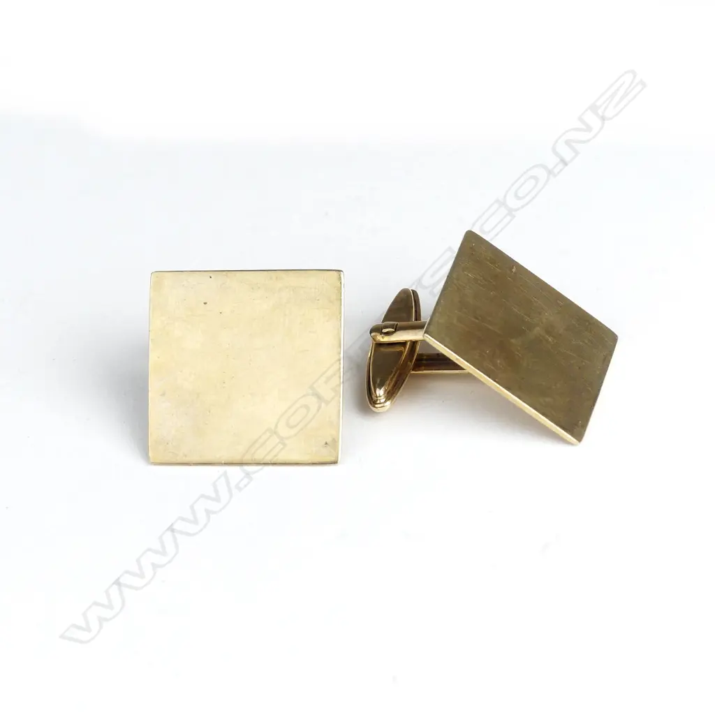 A pair of vintage 9ct. yellow gold gentleman's cufflinks Image 1++