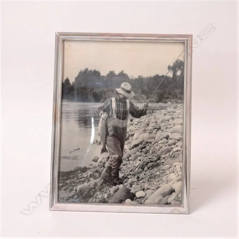 A silver rectangular photo frame Image 1++