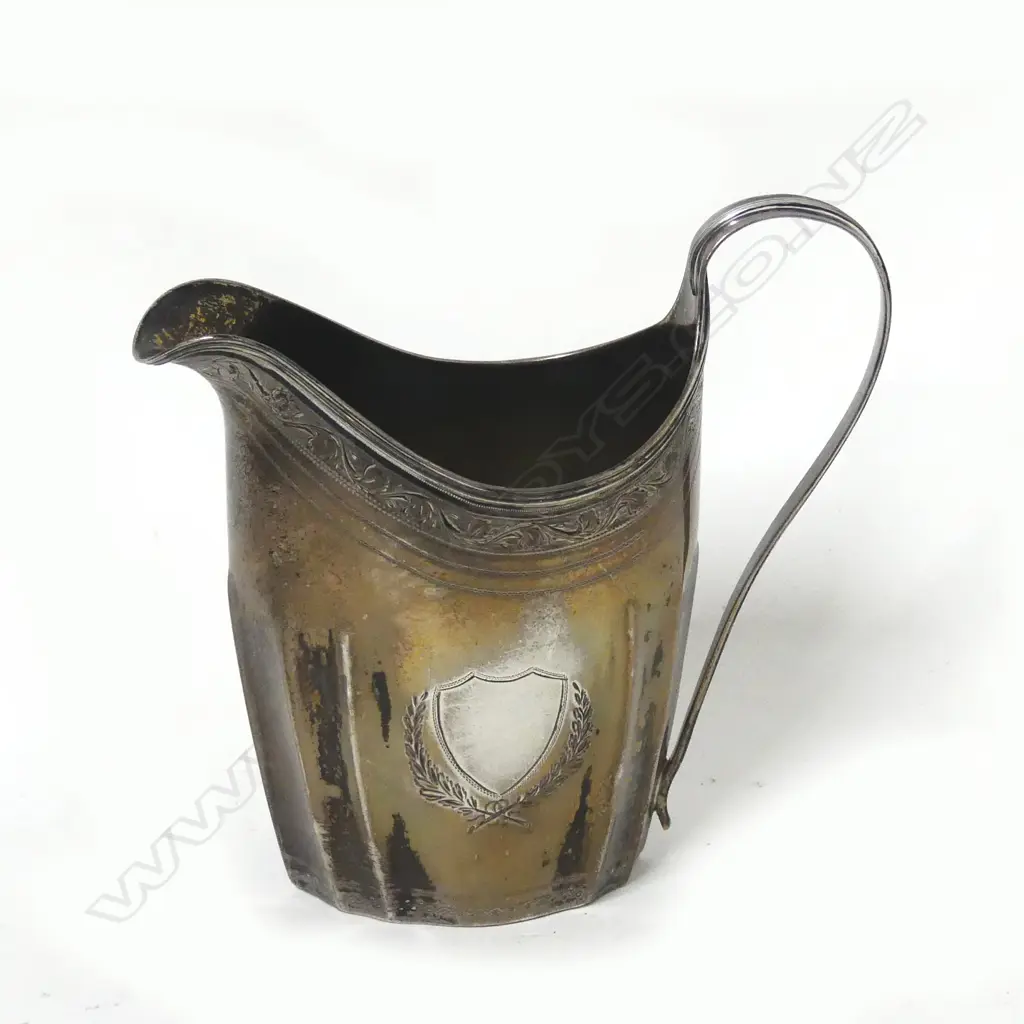 A George III silver cream jug Image 1++