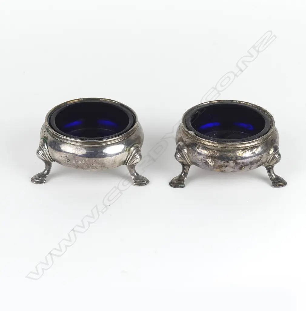 A pair of George II silver cauldron salts Image 1++