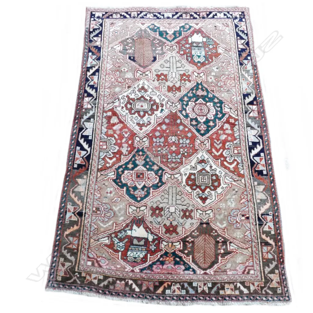 A hand knotted Shiraz rug Image 1++