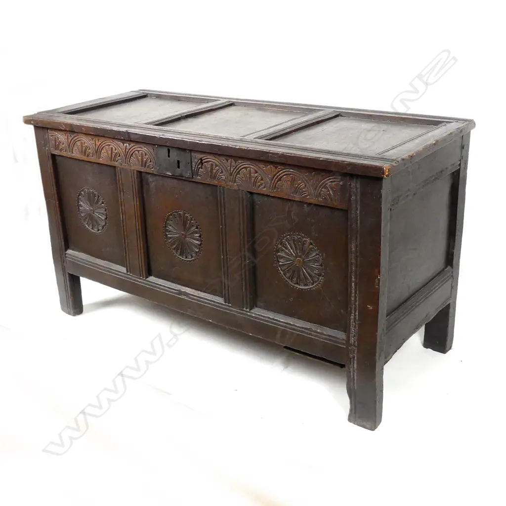 A Georgian oak coffer Image 1++