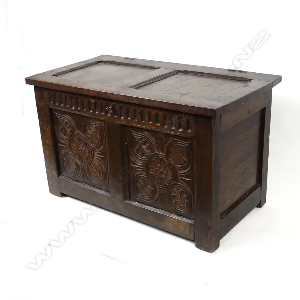 A small Georgian oak coffer Image 1++