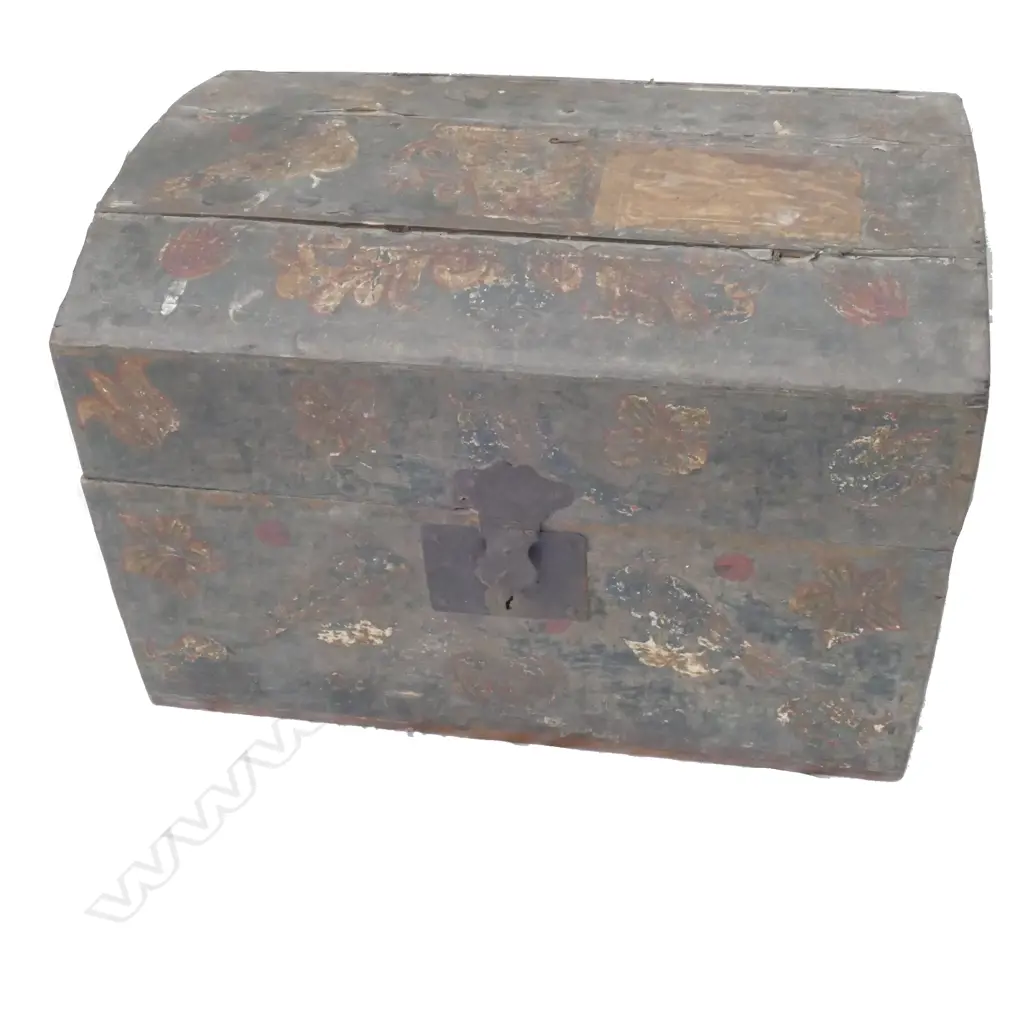 A small 18th/19thC French travelling trunk Image 1++