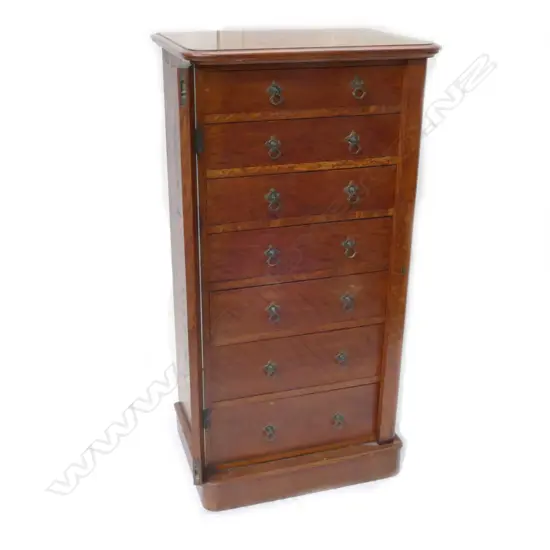 An Oak Wellington chest