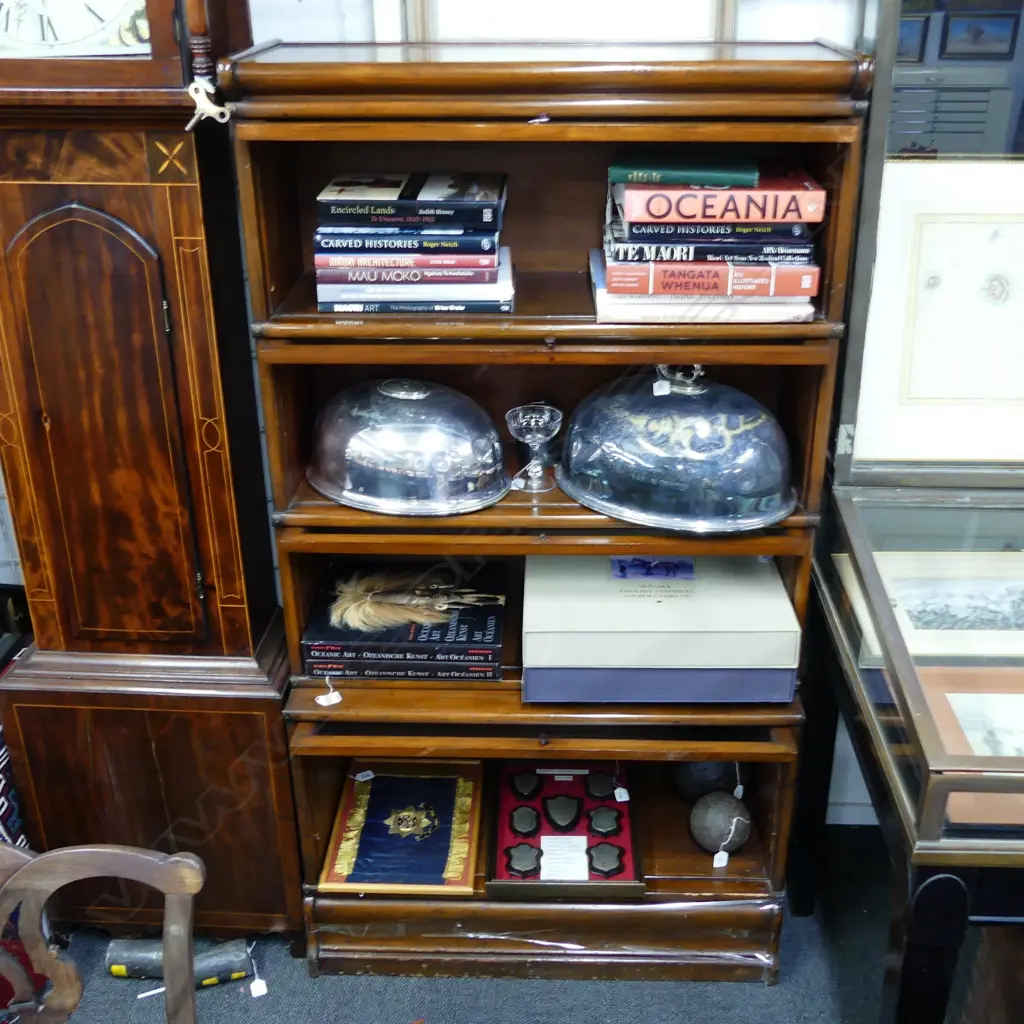 An American mahogany sectional bookcase in the manner of Globe Wernicke Image 1++