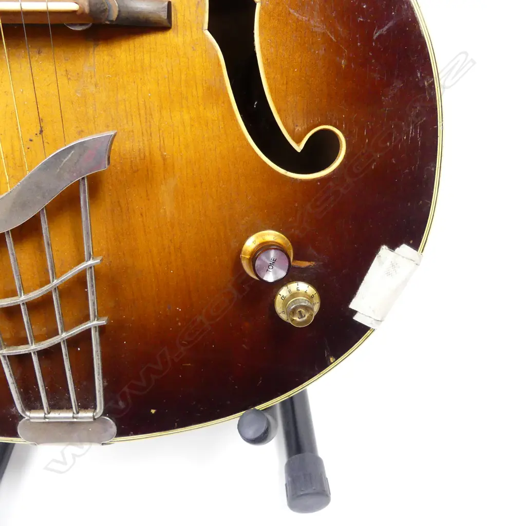 A Hofner electric guitar with soft case Image 1++
