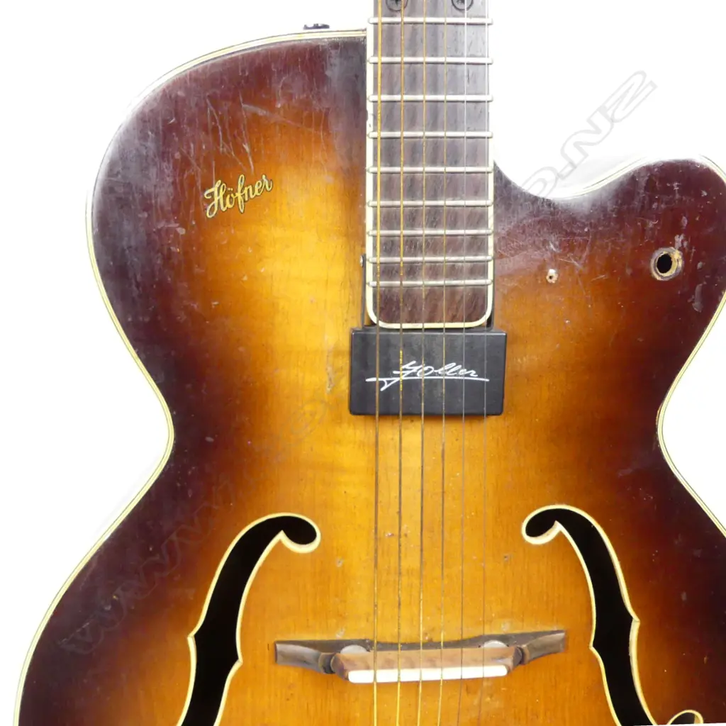 A Hofner electric guitar with soft case Image 1++