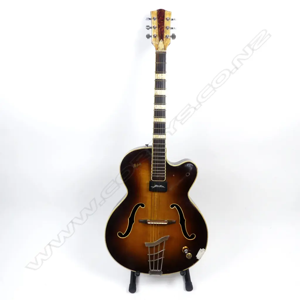 A Hofner electric guitar with soft case Image 1++