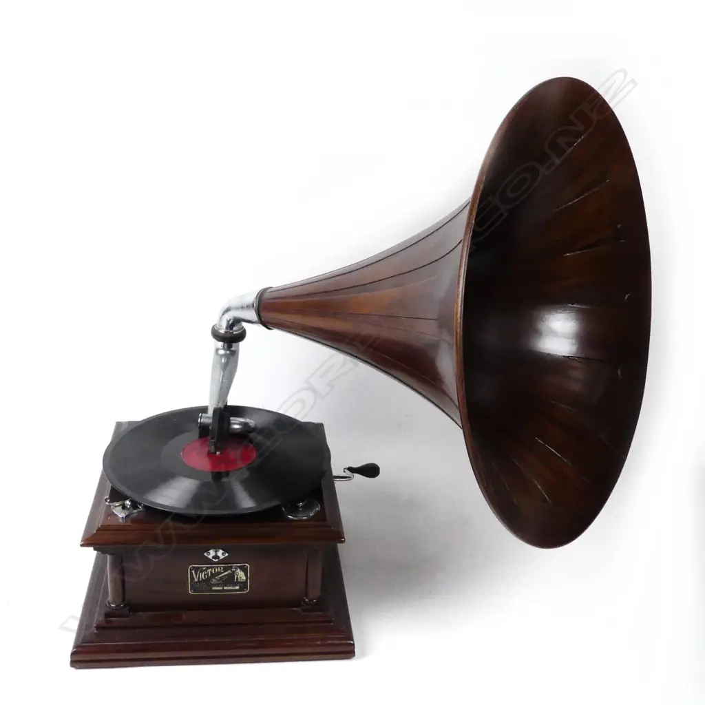 An old Victor table-top phonograph Image 1++