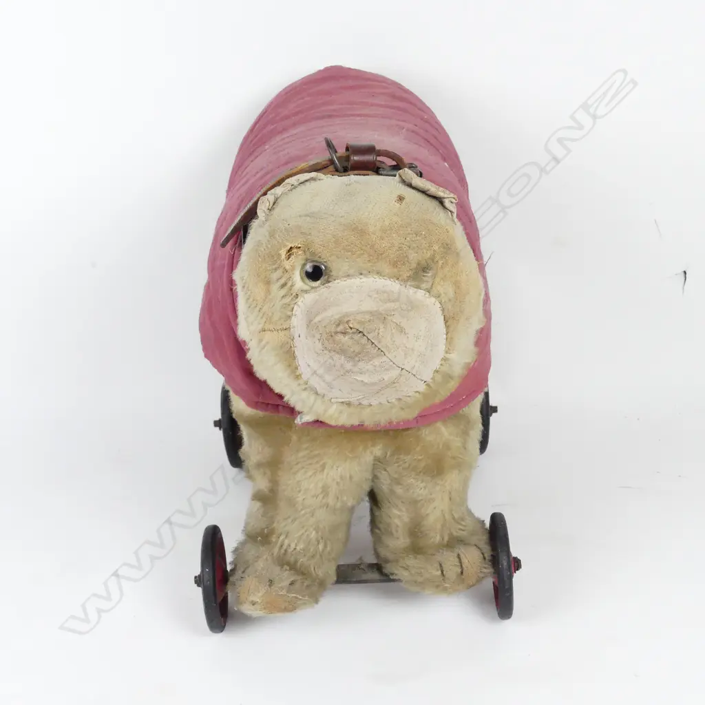 A vintage plush toy pull-along bear Image 1++