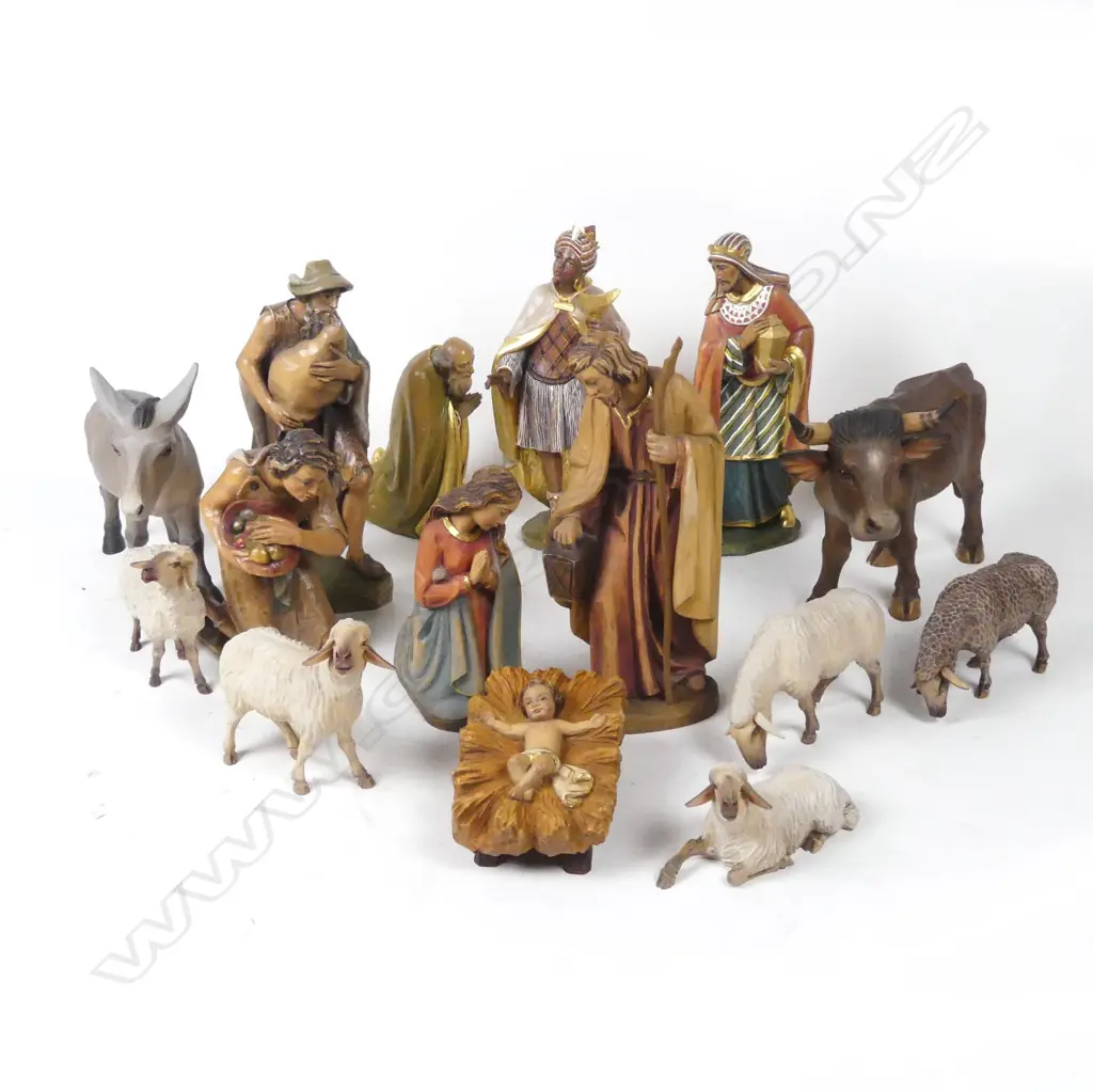 A mid-20thC quality Italian carved and painted wood nativity set Image 1++