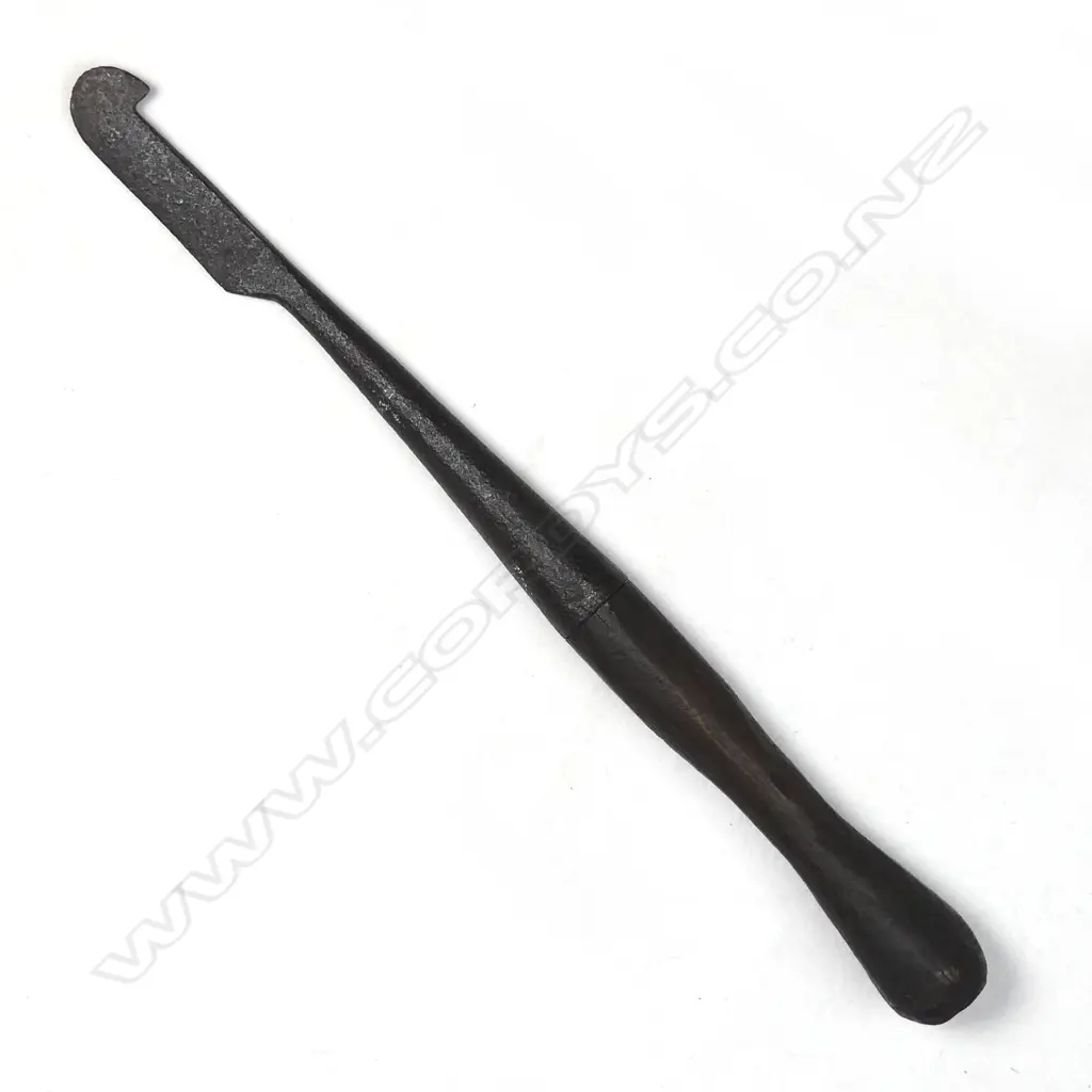 A weighty iron blubber knife Image 1++