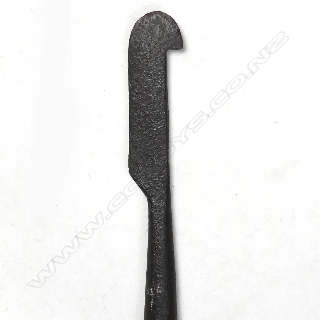 A weighty iron blubber knife Image 1++