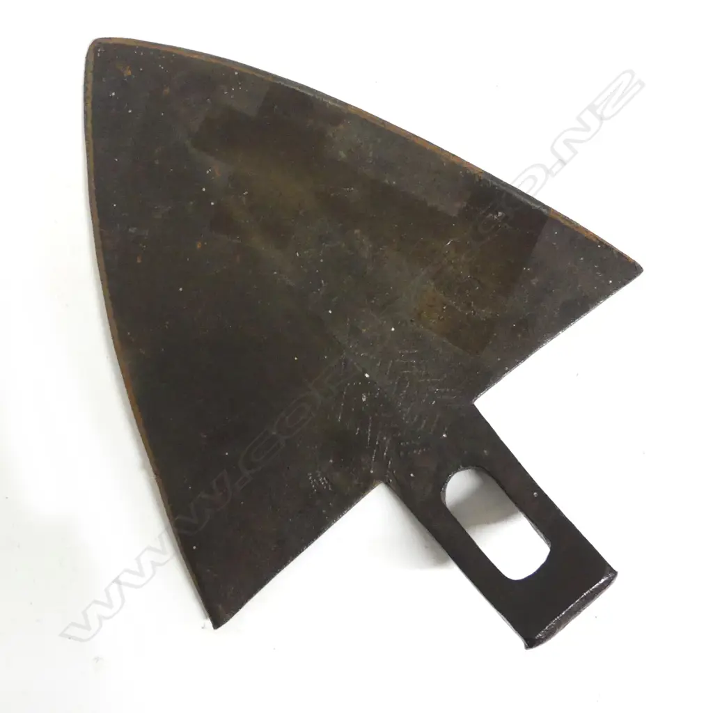 A triform flensing spade knife Image 1++