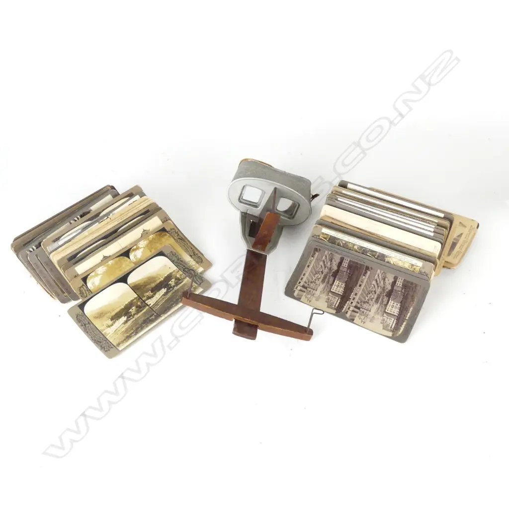 A stereoscope and quantity of cards Image 1++