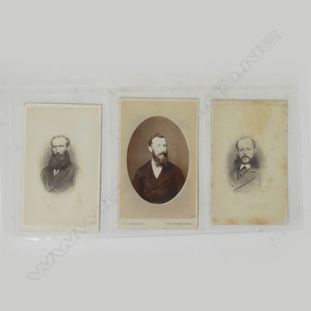 Nineteen cartes de visite Image 1++