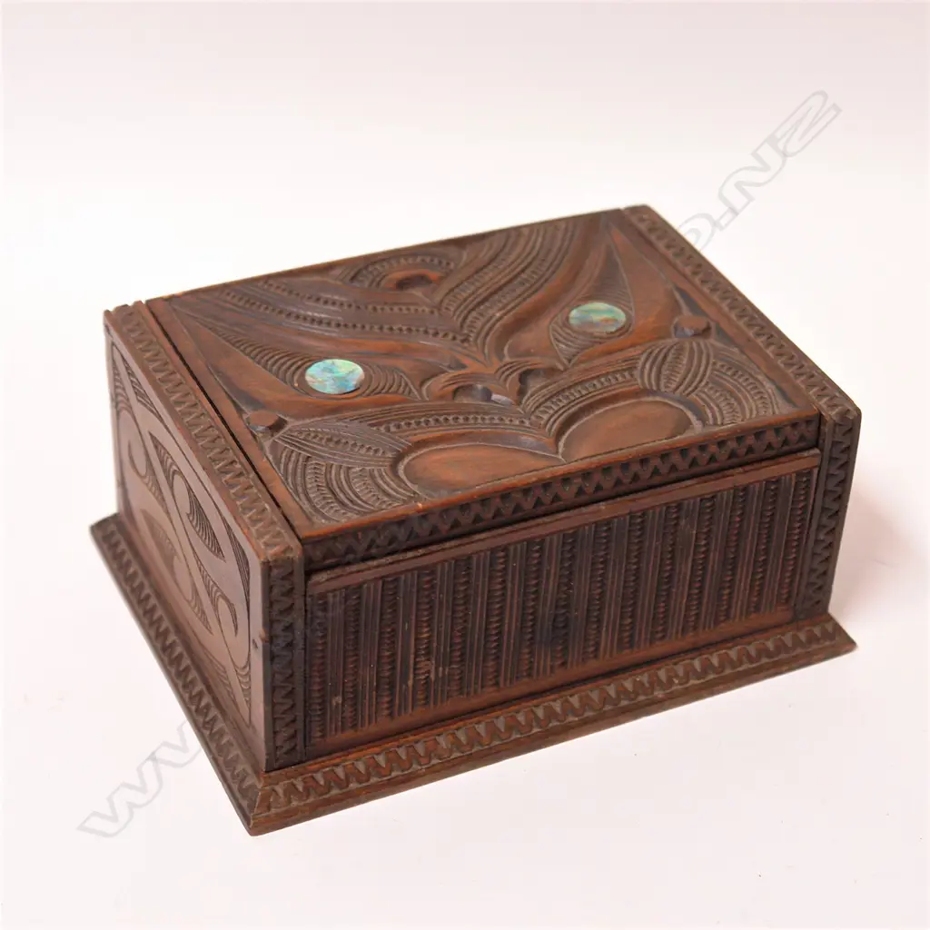 A mid-20thC Rangi Stevens Maori finely carved box Image 1++