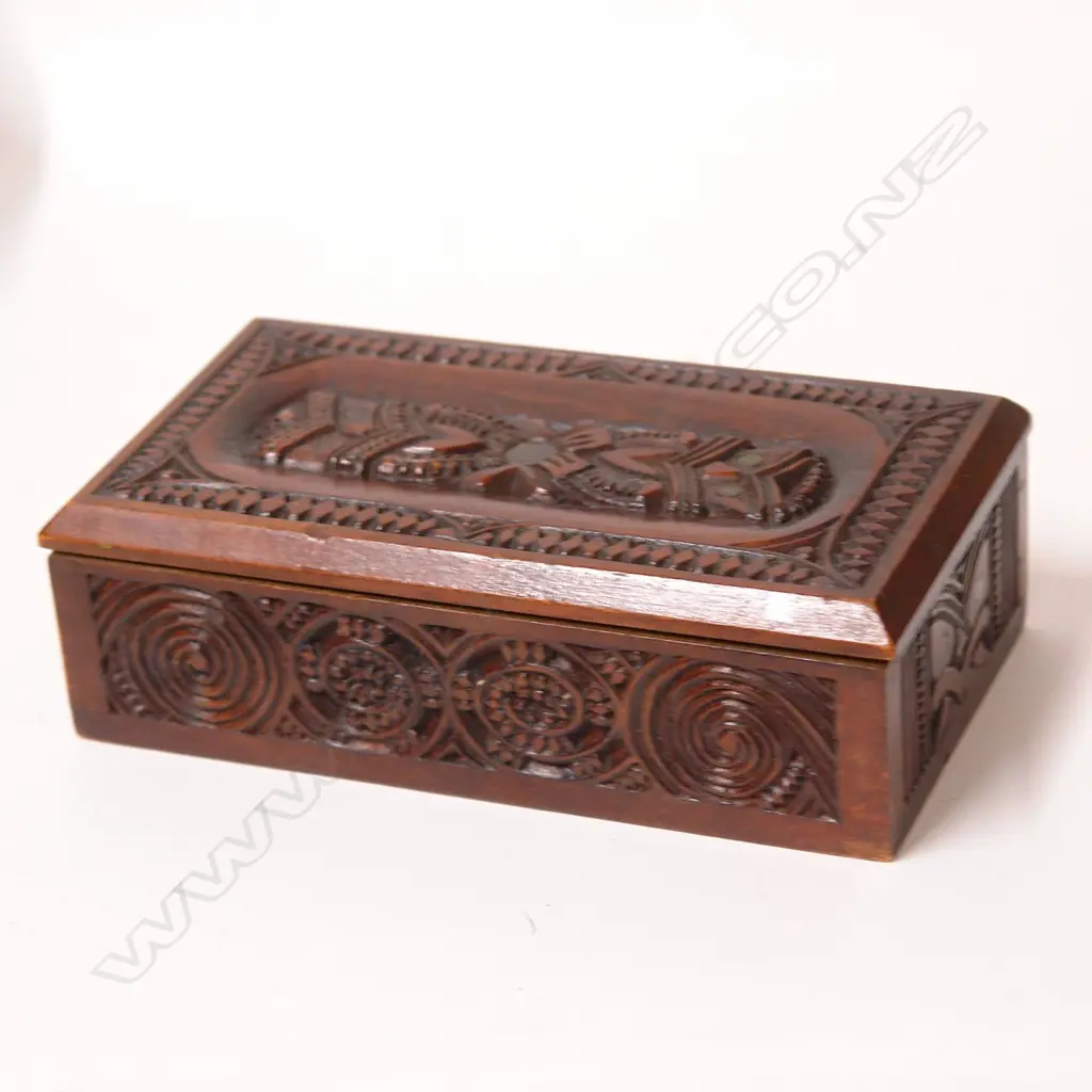 An early/mid-20thC Maori carved hinged lidded box Image 1++