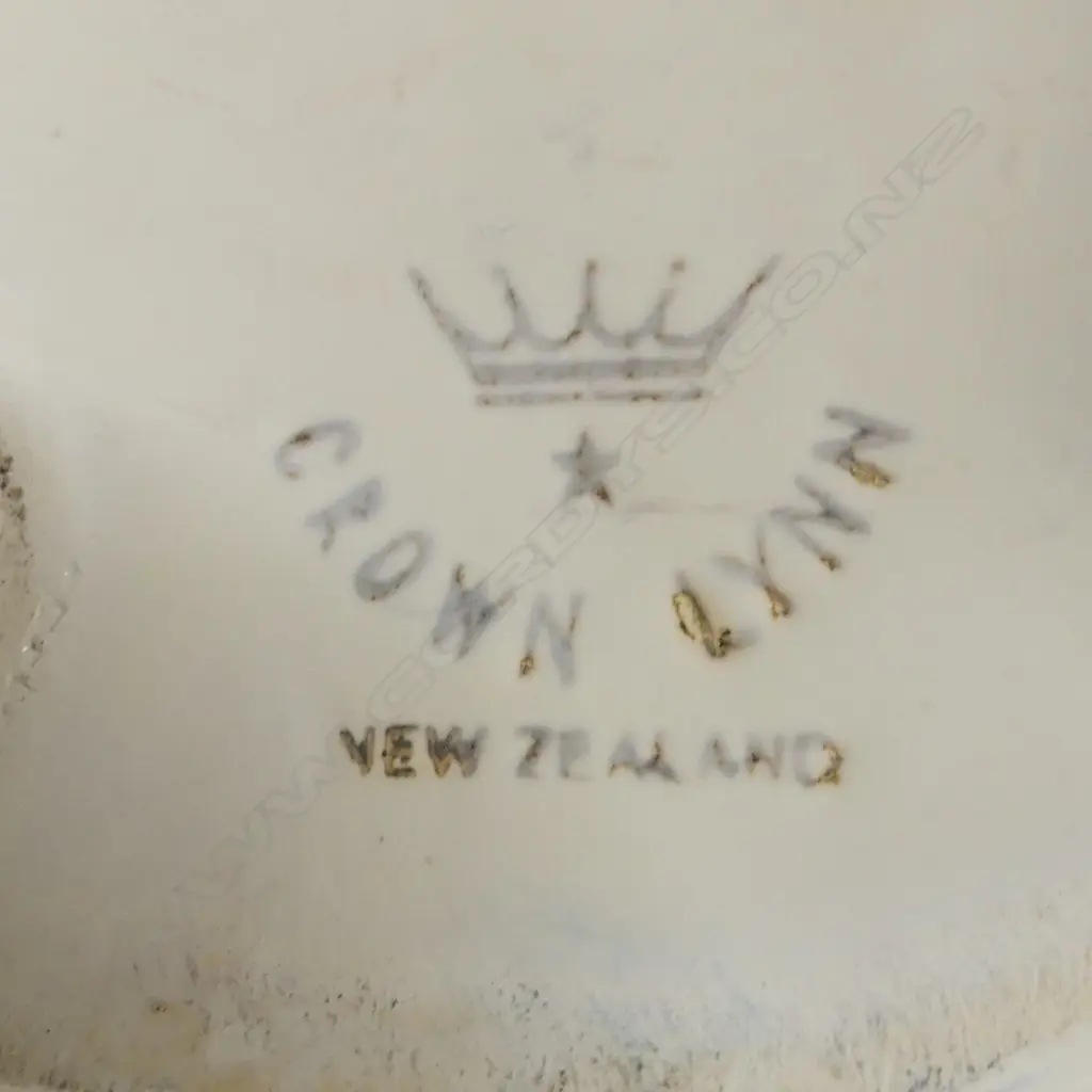 A Crown Lynn small white glazed swan vase Image 1++