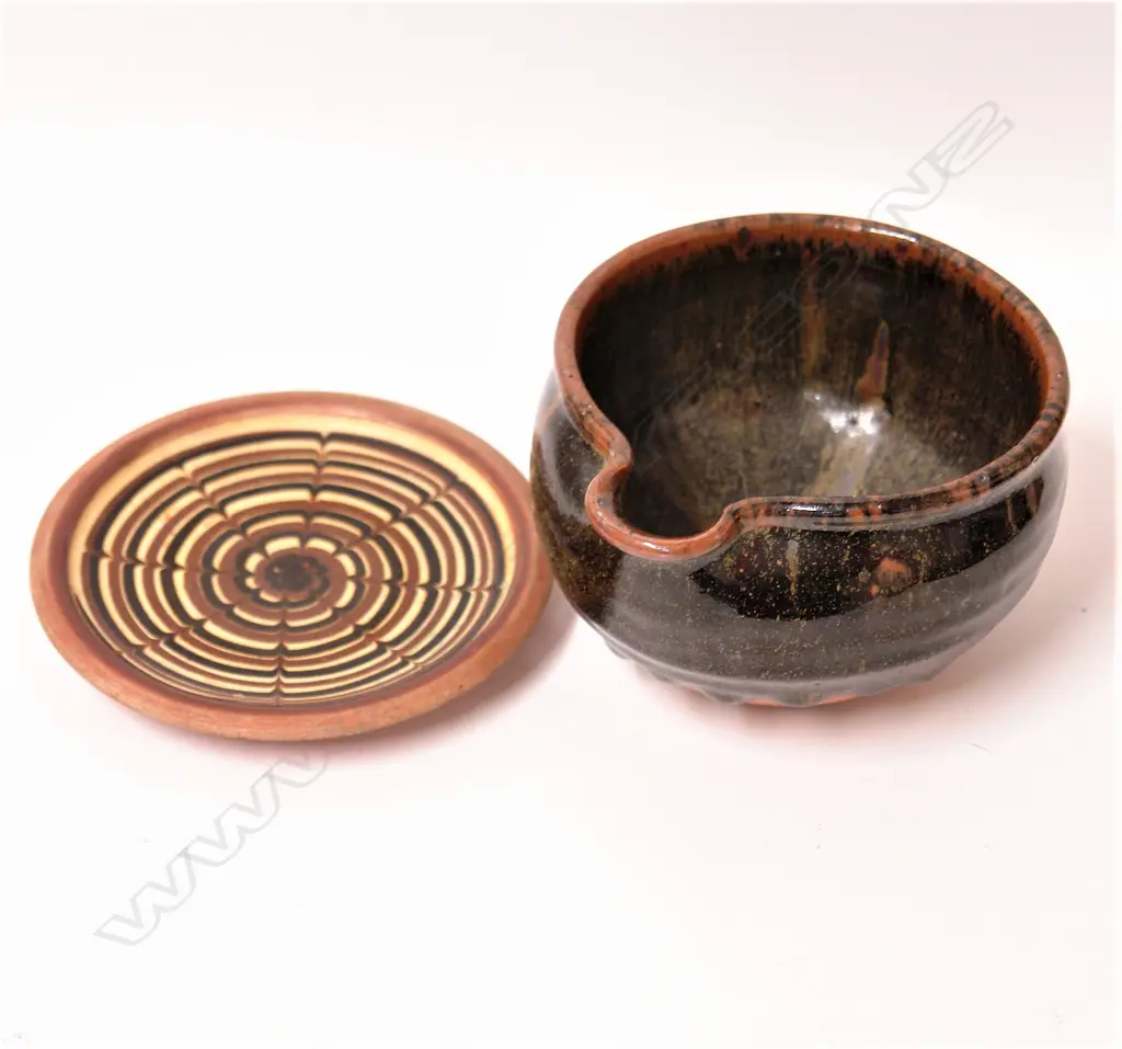 A Len Castle bowl and a Winchcombe Pottery dish Image 1++