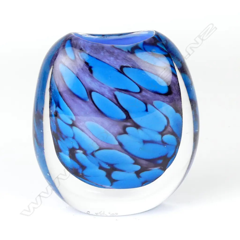 A Garry Nash vase Image 1++