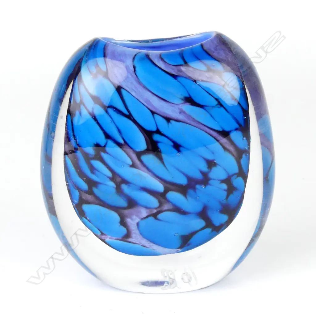 A Garry Nash vase Image 1++
