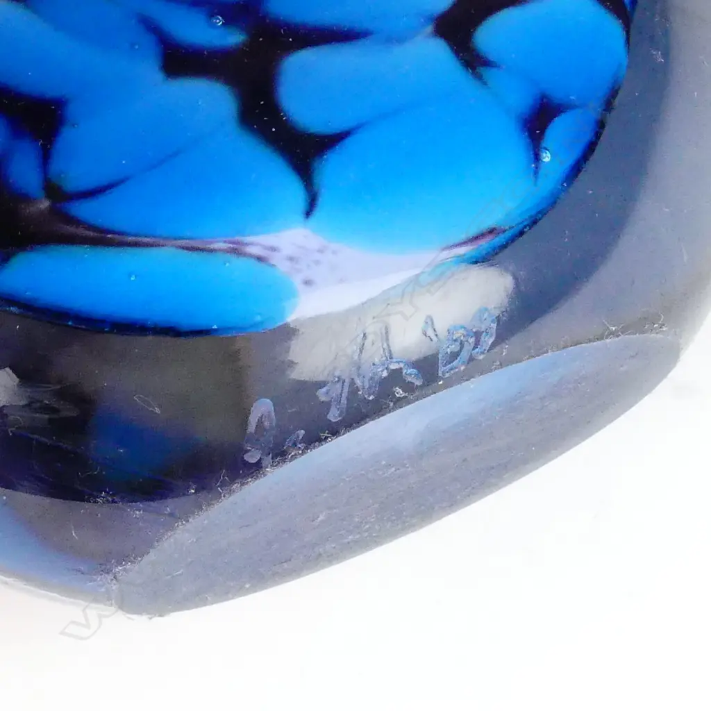 A Garry Nash vase Image 1++