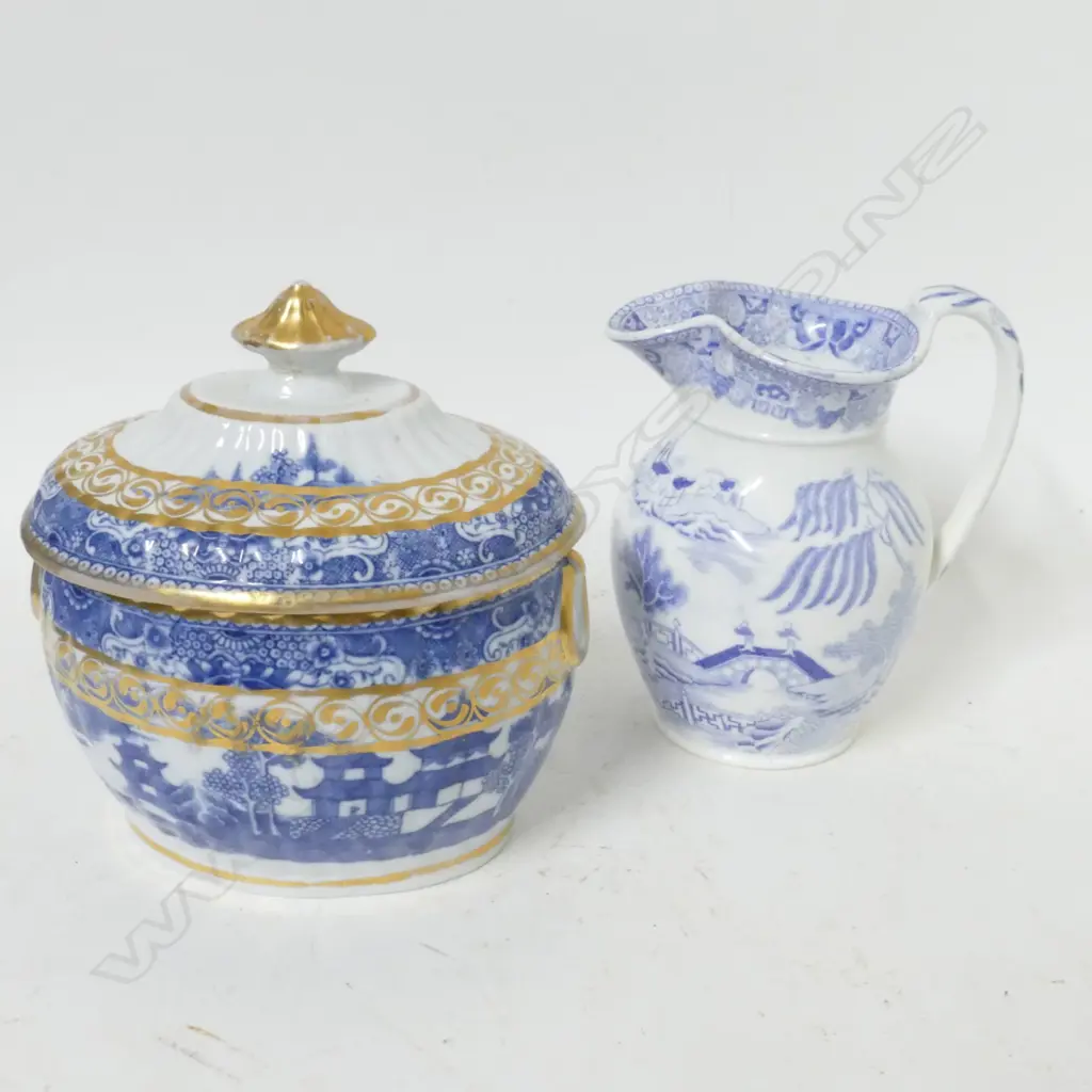 An 18thC Caughley lidded bowl Image 1++