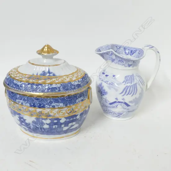 An 18thC Caughley lidded bowl