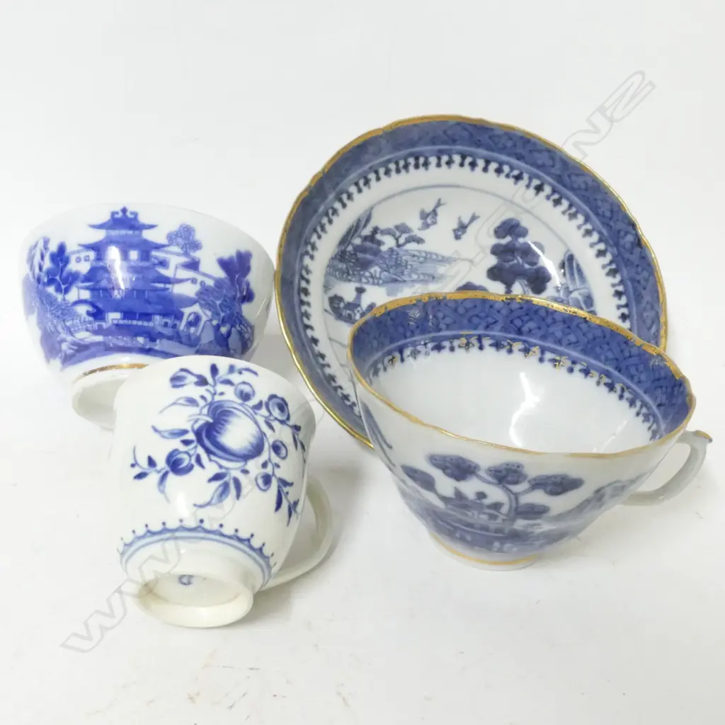 Assorted antique blue and white china Image 1++