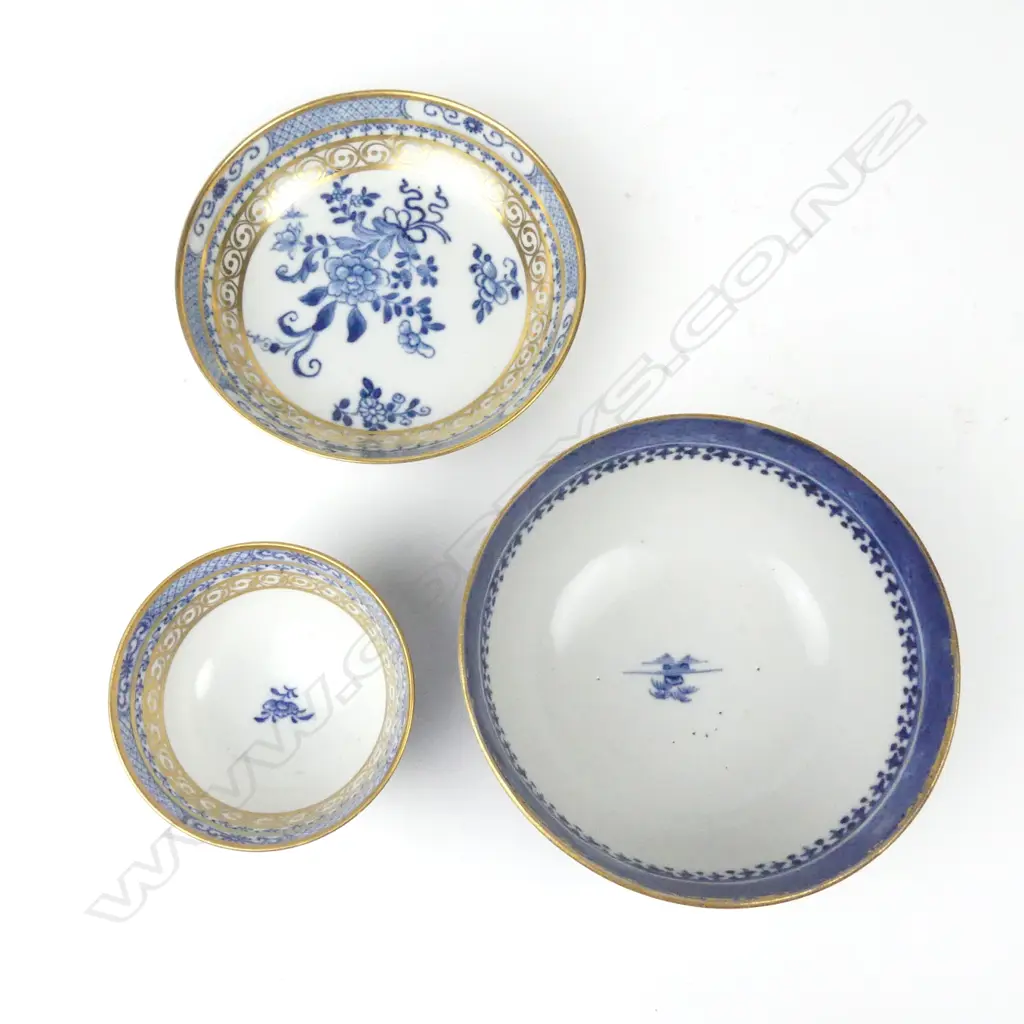 Two blue and white Chinese exportware tea bowls and a deep saucer Image 1++