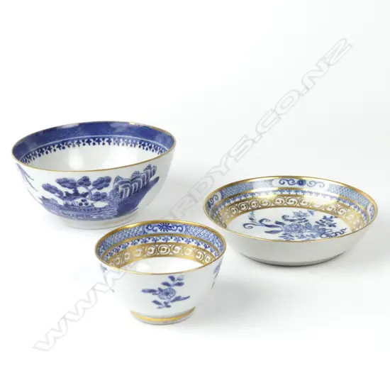 Two blue and white Chinese exportware tea bowls and a deep saucer