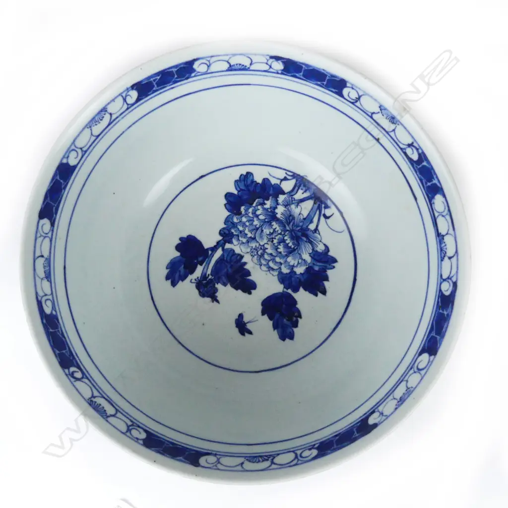A large Chinese Imperial porcelain bowl Image 1++