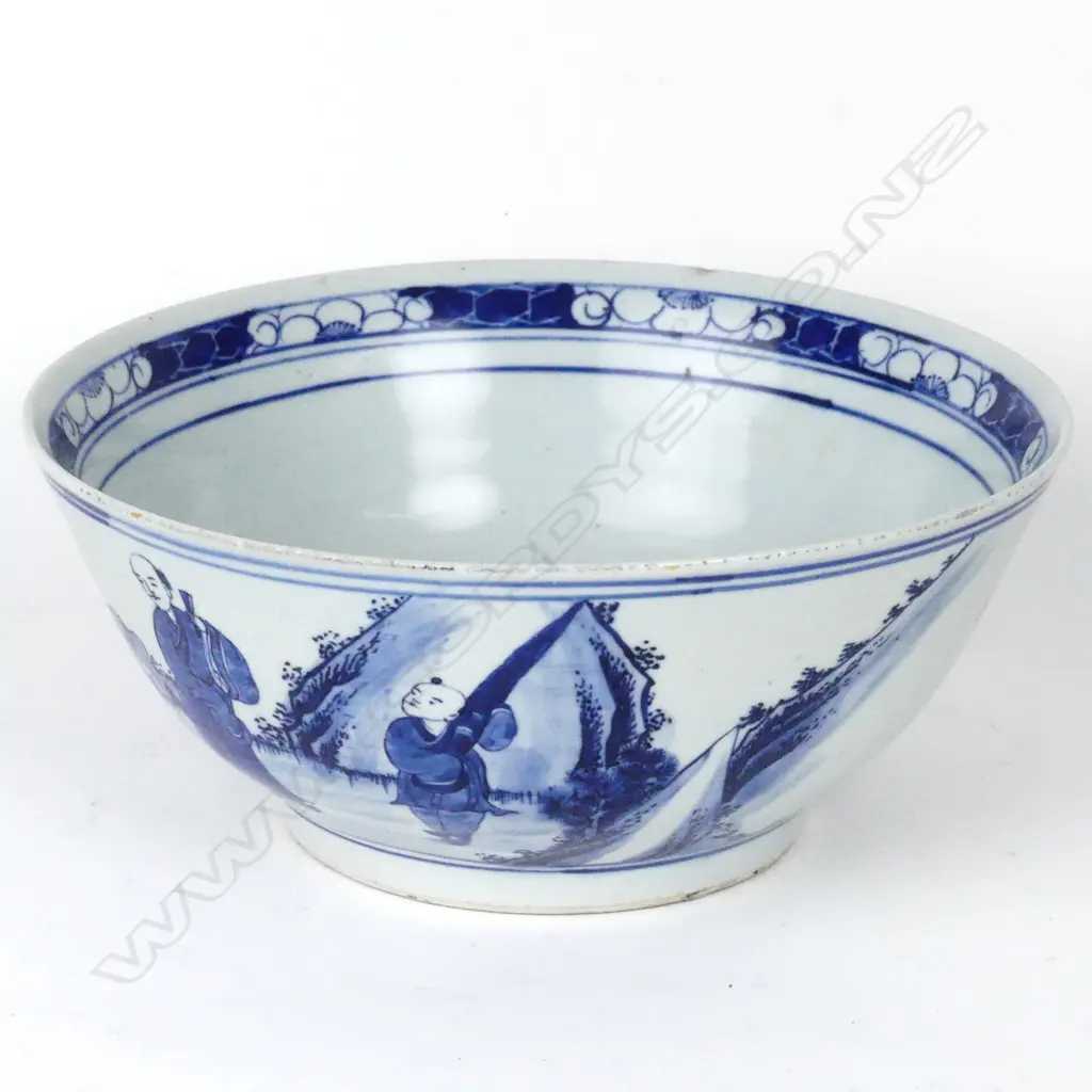 A large Chinese Imperial porcelain bowl Image 1++