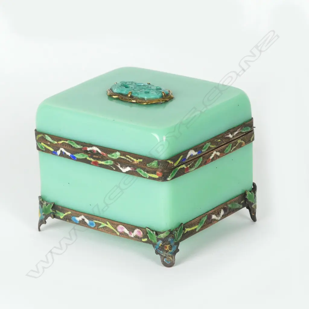 An early 20thC Chinese Peking green glass lidded box Image 1++