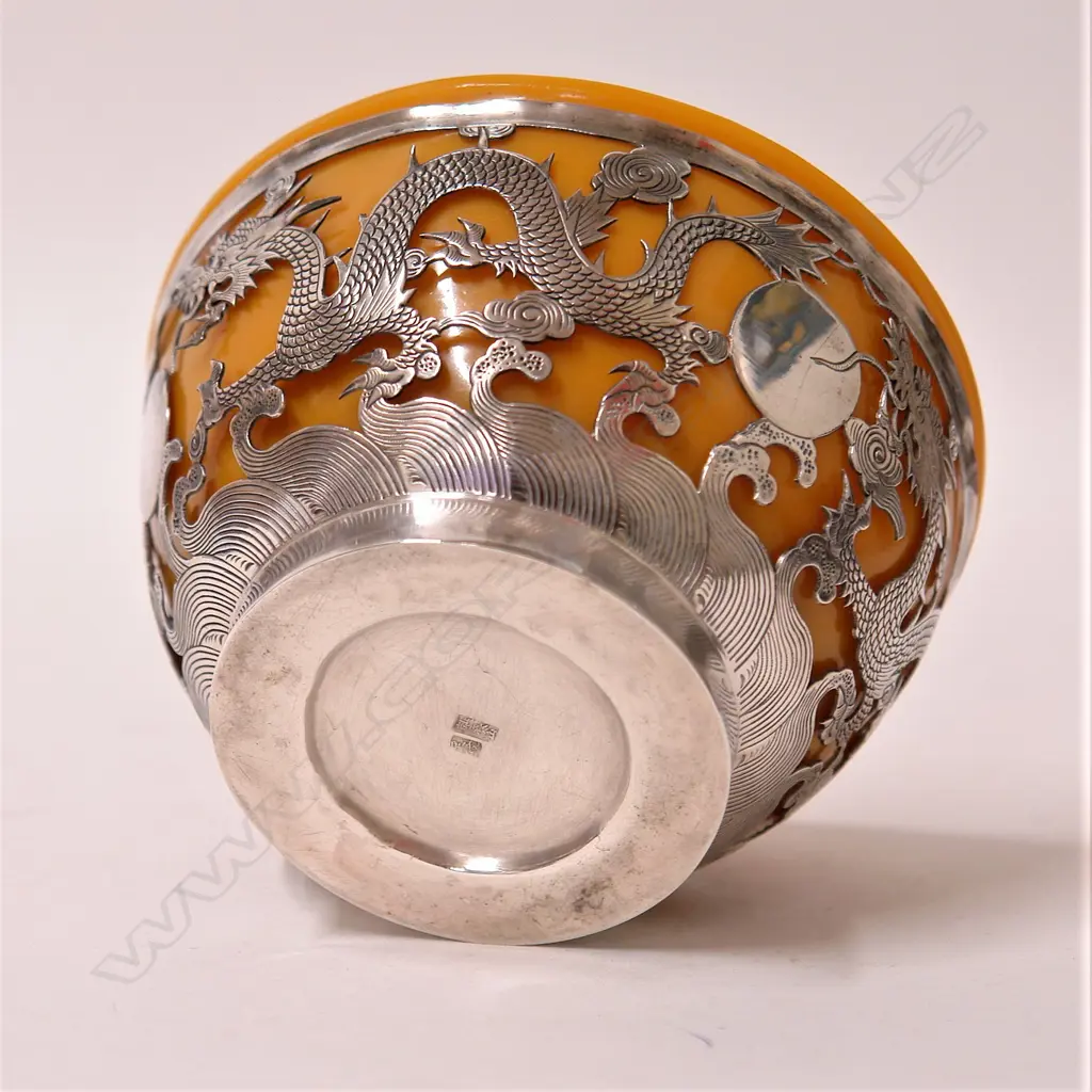 An early 20thC Chinese silver and Peking glass lined bowl Image 1++