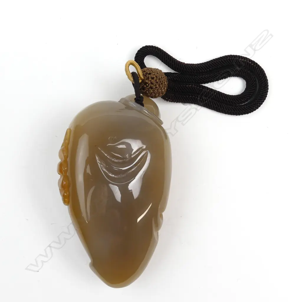 A Chinese carved agate large pendant Image 1++