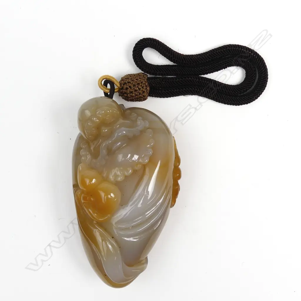 A Chinese carved agate large pendant Image 1++